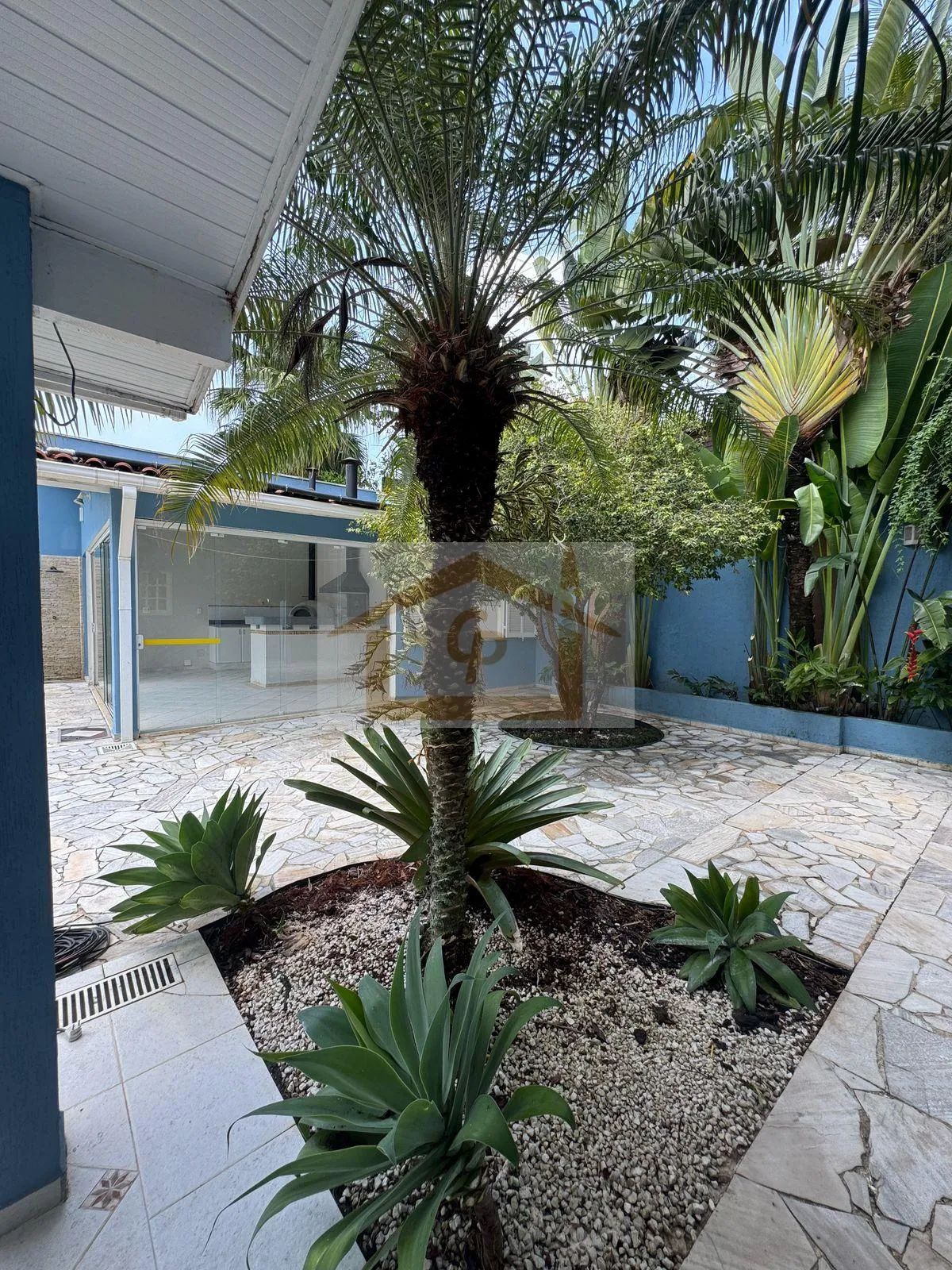 Imagem Residencial silencioso, natureza e próximo ao Templo Budista Zulai! São 4 quartos, 4 vagas