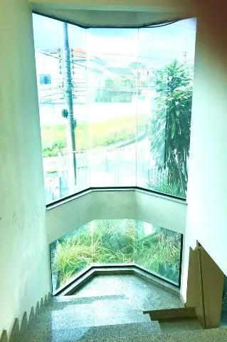 Imagem LOCAÇÃO DE CASA COMERCIAL NO CENTER VILLE, EM ARUJÁ/SP, 740m² com 2 salas, cozinha, piscina, jardim, quintal amplo e 4 vagas p/ autos. CONSULTE-NOS.