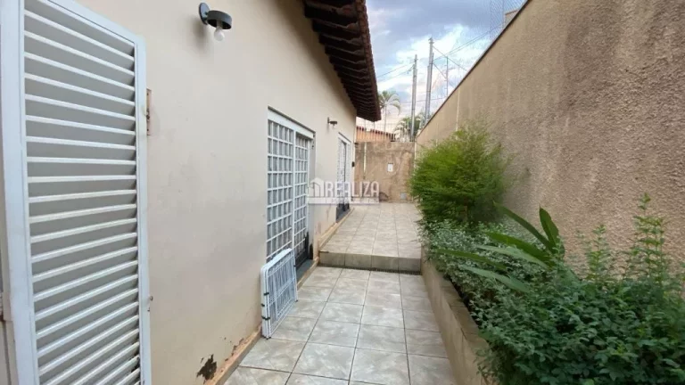 Imagem Casa à venda no bairro Vila Olímpica, Uberaba - 4 dormitórios, suíte e 4 garagens