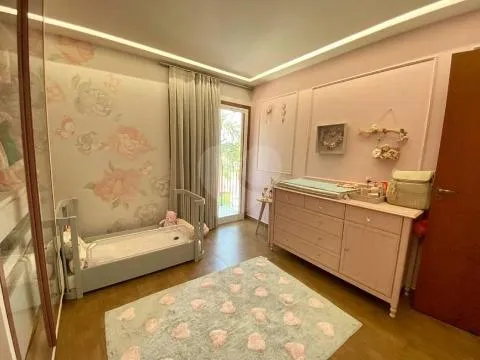 Imagem VENDA DE SOBRADO NO JARDIM VIRGINIA BIANCA, EM SÃO PAULO/SP, 293m² com 3 suítes, sala com lareira, churrasqueira, piscina e 06 vagas. CONSULTE-NOS.