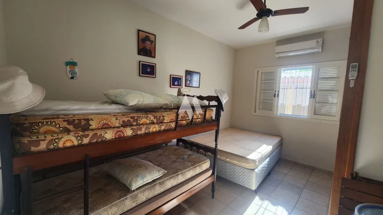 Imagem Casa térrea em Itanhaem, 3 dormitórios, piscina, churrasqueira, vaga pra 5 carros