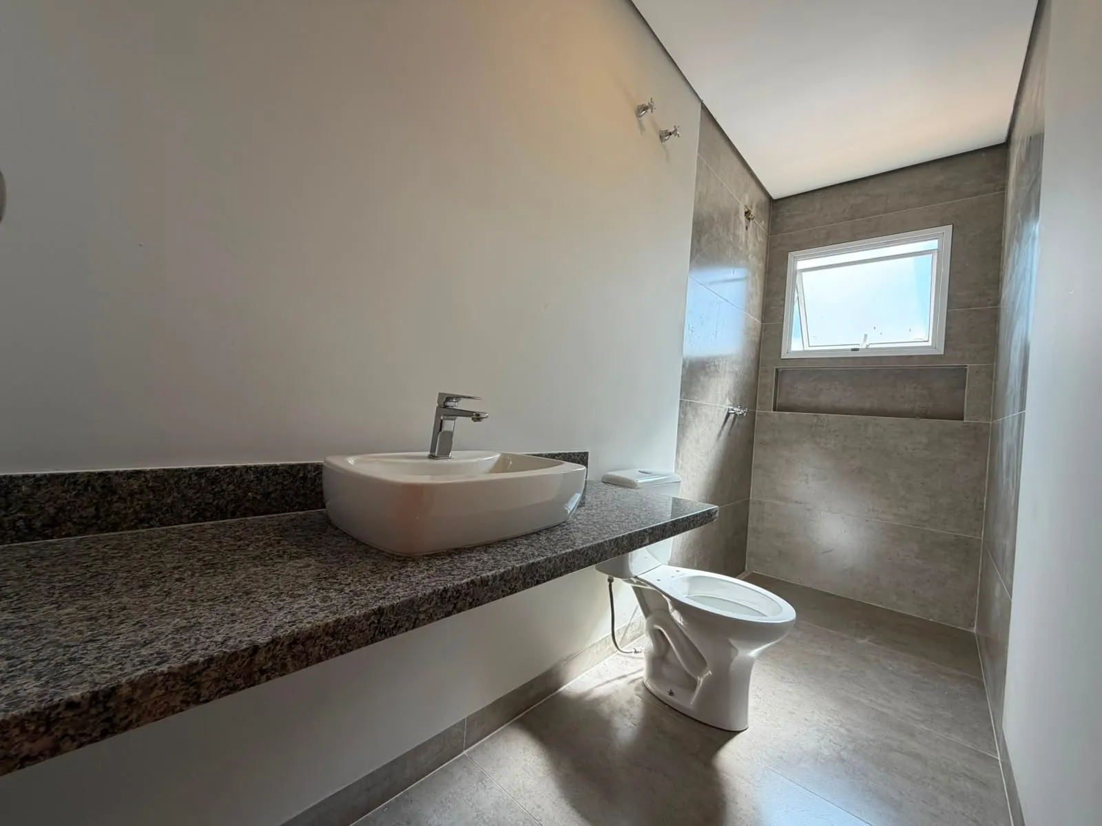 Imagem Casa à Venda, com 3 dormitórios, suíte master com closet, piscina, área gourmet e 147 m², no Golden Park II