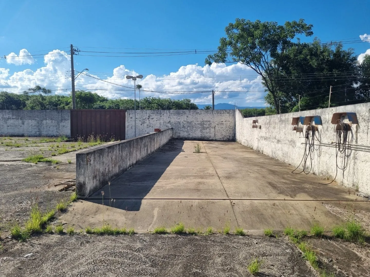 Imagem Terreno Plano e Cimentado com 5.356 m² para Estacionamento de Ônibus a 1.200 Metros da Basílica de Aparecida