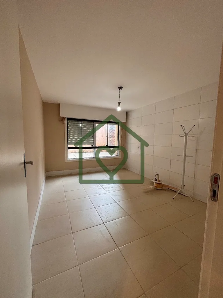Imagem Apartamento reformado ao lado do Tribunal de justiça e muito próximo a orla do Guaíba. Preço e d...