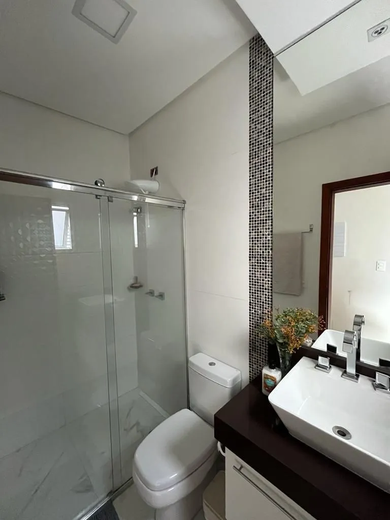 Imagem Residência Exclusiva no Condomínio Horto Florestal 1 com Design Moderno e Aconchegante