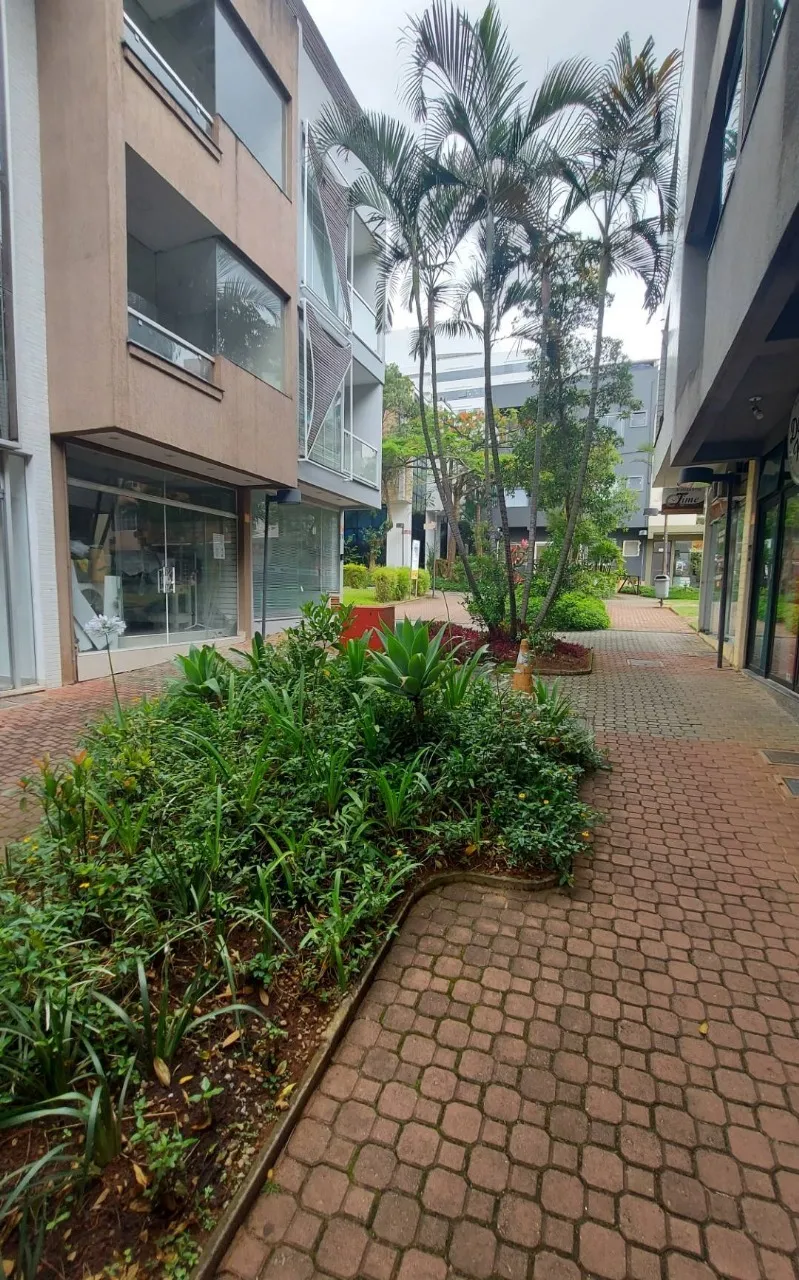 Imagem Prédio Comercial com 3 andares no centro comercial de Alphaville