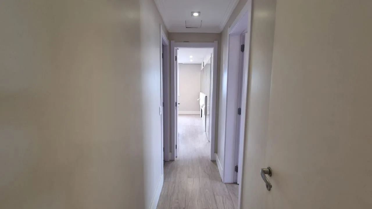 Imagem Apartamento 03 dormitórios, duas vagas individuais, edifício com infra, Bairro Cristal