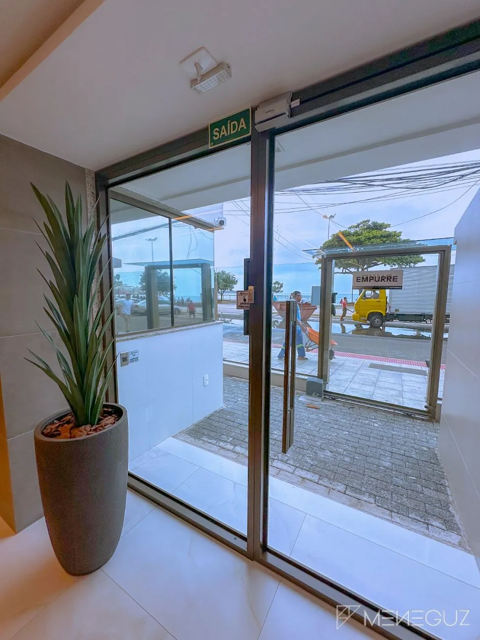 Imagem Amplo apartamento com 4 suítes de frente total para o mar da Praia do Morro em Guarapari