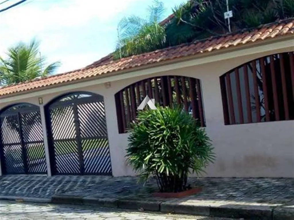 Imagem Casa lado praia a 60 metros do mar, otima localização em Mongaguá