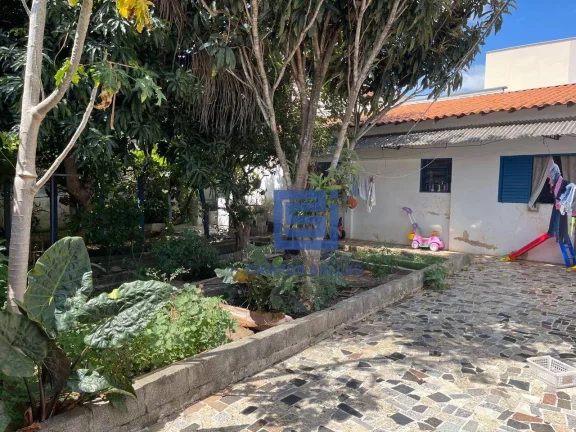 Imagem Casa térrea com garagem + edícula. Total 3 quartos, 3 banheiros, amplo quintal com árvores frutíferas.