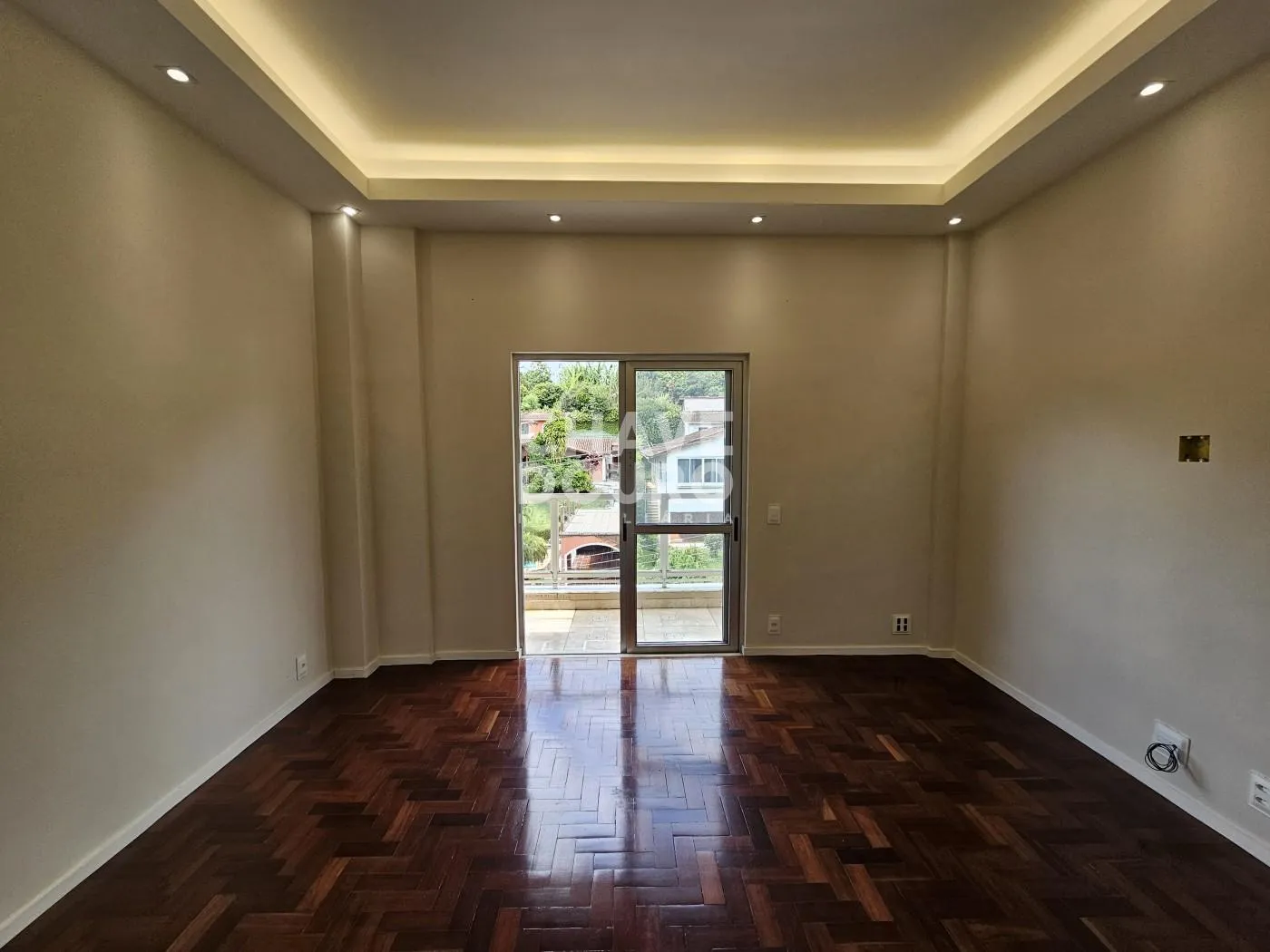 Imagem Apartamento de 2 quartos + dependência, varanda, 2 vagas e elevador.