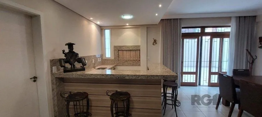 Imagem Excelente casa de 465m² com 3 dormitórios e 5 vagas de garagem.