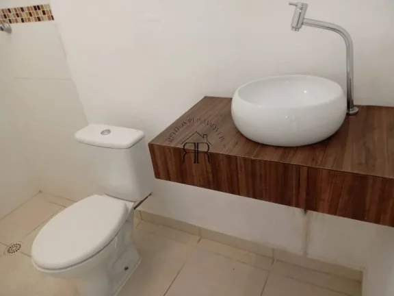 Imagem Casa à venda com 80m², 2 quartos e 1 vaga
Explore esta encantadora casa localizada no acolhedor ba...