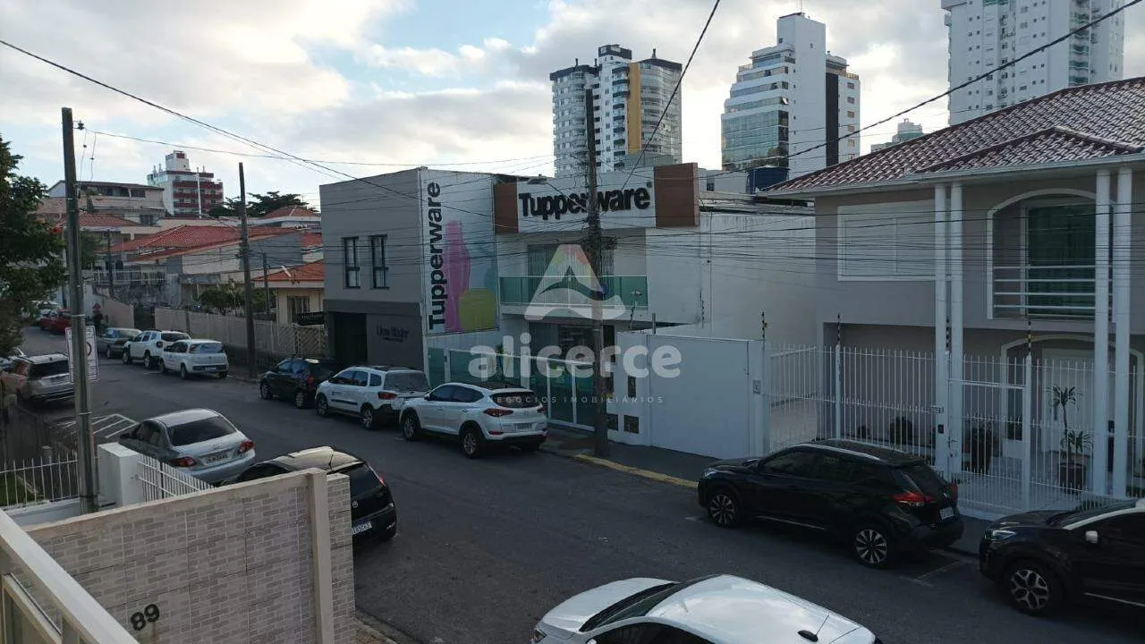 Imagem Casa para aluguel com 3 quartos, 1 suíte, sacada e garagem no Estreito. A uma quadra da Beira-Mar Continental.