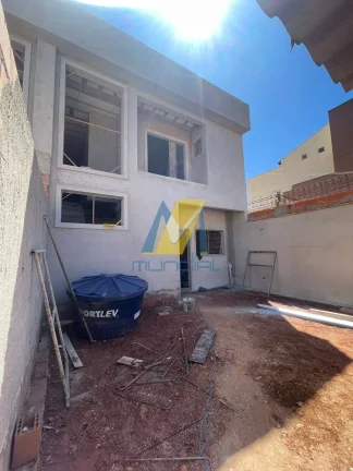Imagem Sobrado moderno com 3 suítes, 4 vagas e quintal para lazer exclusivo