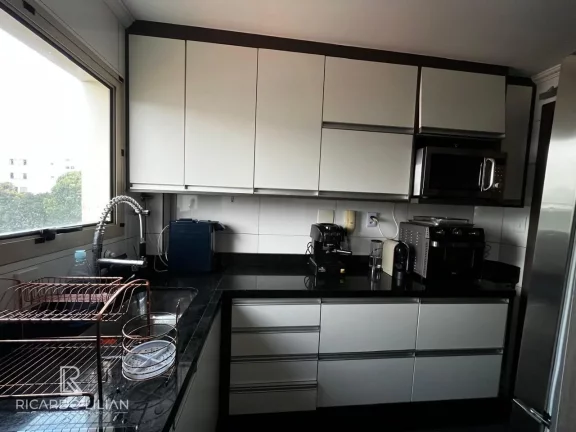 Imagem Apartamento com 2 dormitórios sendo uma suíte, 70m² de area util e uma vaga de garagem coberta.