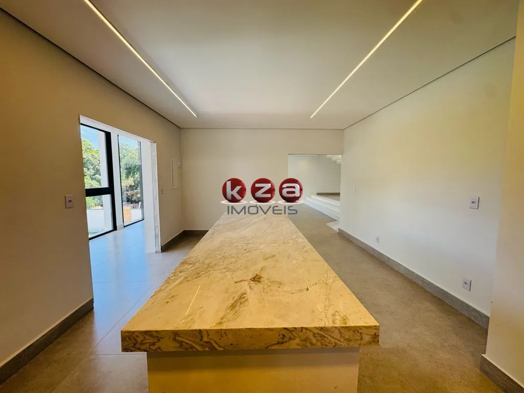 Imagem Casa de Luxo em Condomínio: 5 suítes, 5 salas, 9 banheiros, 4 vagas na cidade de Valinhos-SP, Condomínio Vale do Itamaracá - 760m².