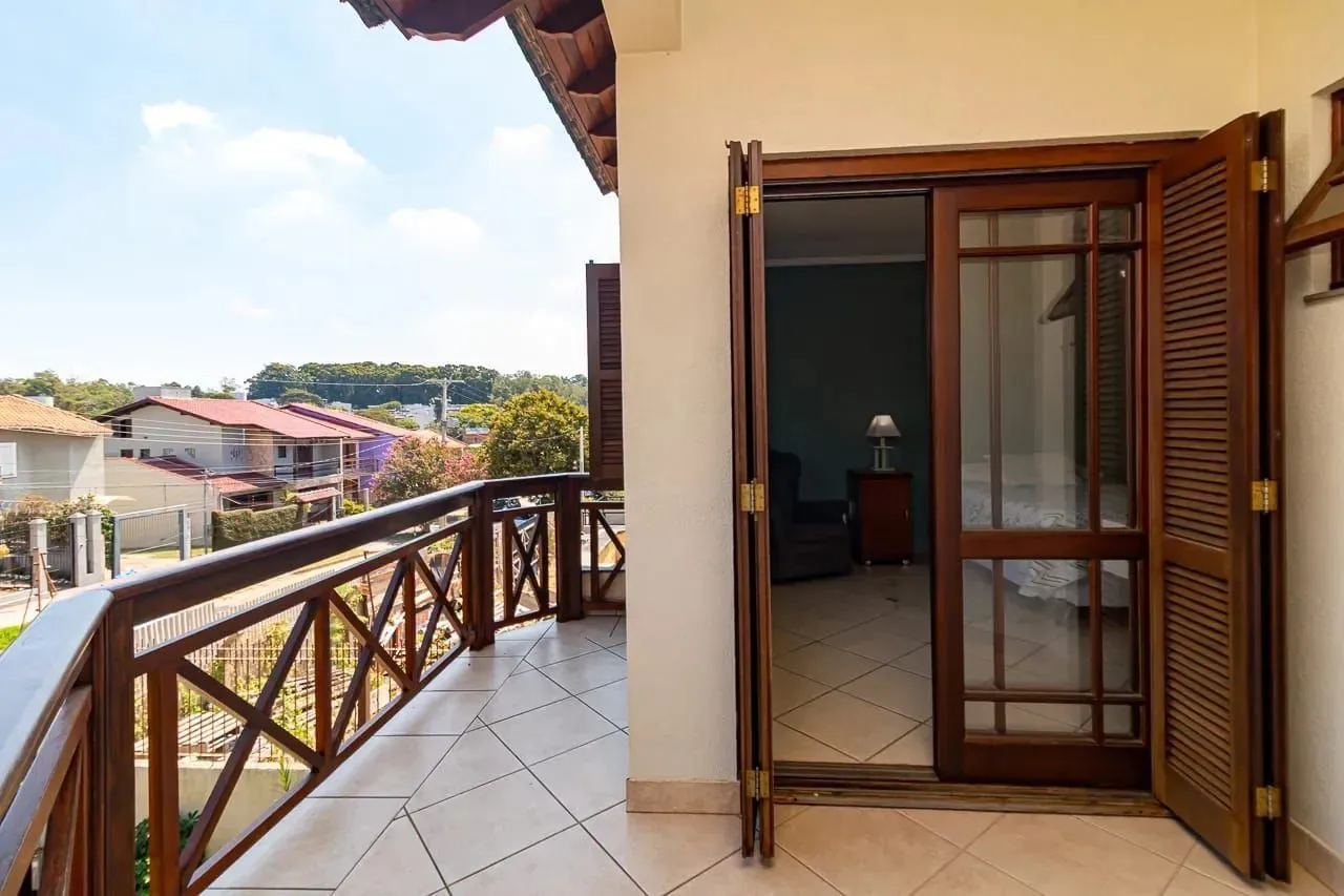 Imagem Casa com 4 dormitórios e 2 pavimentos em ótimo estado de conservação .