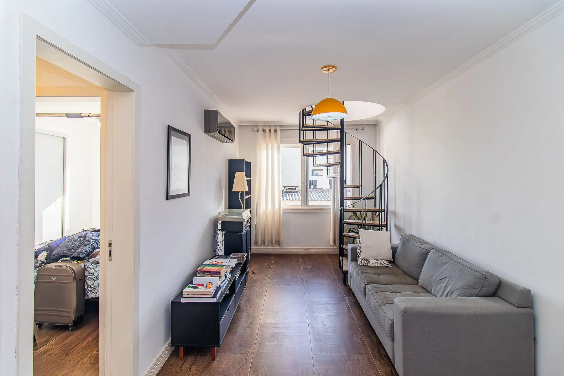 Imagem Amplo apartamento duplex com 2 dormitórios e 1 vaga de garagem.