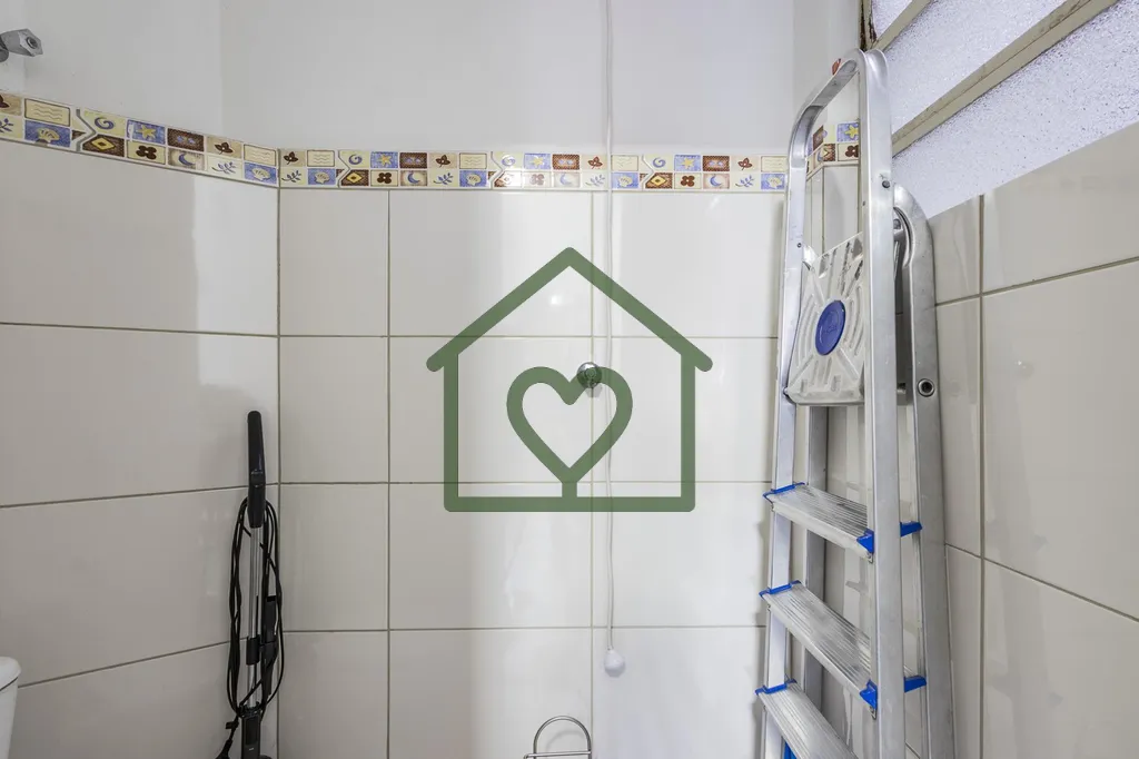 Imagem Apartamento de frente, reformado, excelente iluminação natural e ventilação cruzada. 
 
 Diferen...