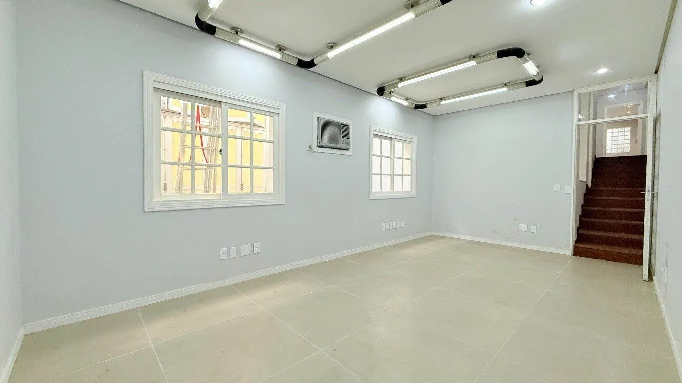 Imagem CASA 230m² 5 QUARTOS/SALAS, 3 VAGAS DE GARAGEM - USO RESIDENCIAL OU COMERCIAL