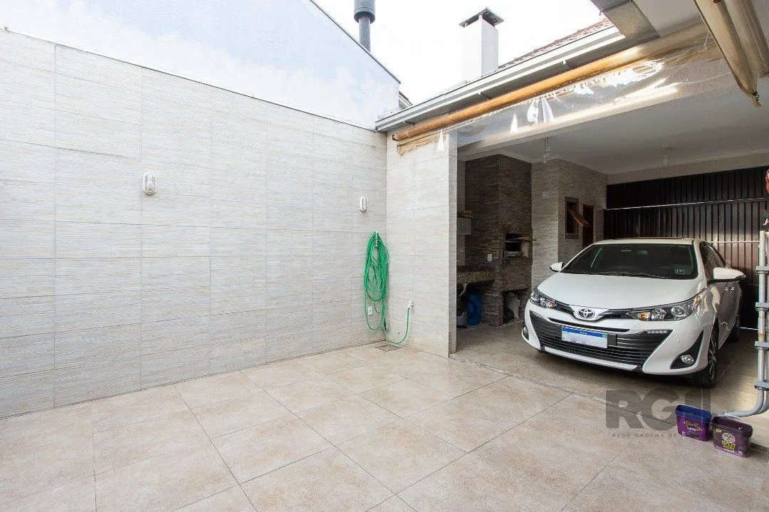 Imagem Casa para Venda com 3 dormitórios, sendo 1 suítes e 2 vagas no bairro Hípica