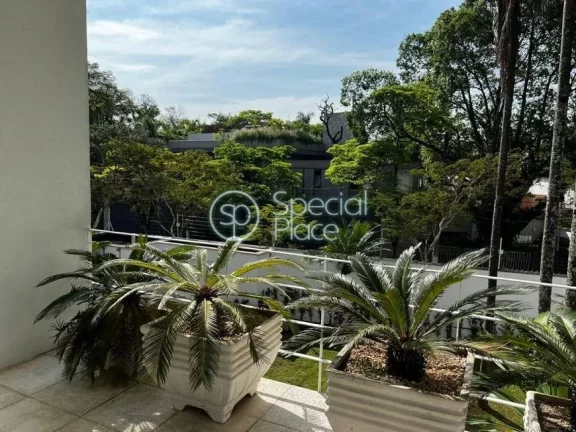 Imagem Casa com 850m² de área construída num terreno de 1.125m², Com projeto arquitetônico de João Ar...