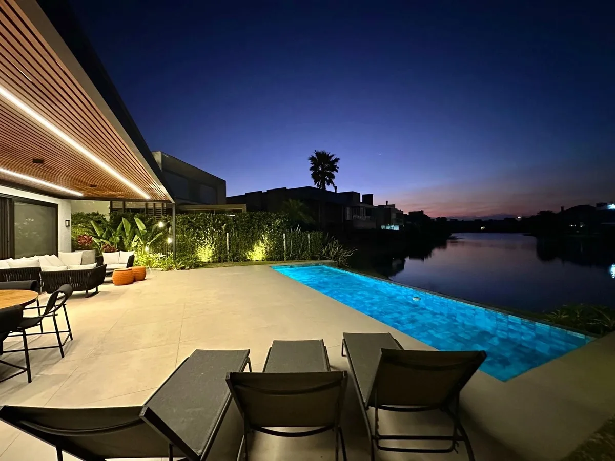 Imagem Sobrado Beira Lago, mobiliado e decorado com 05 suítes e piscina