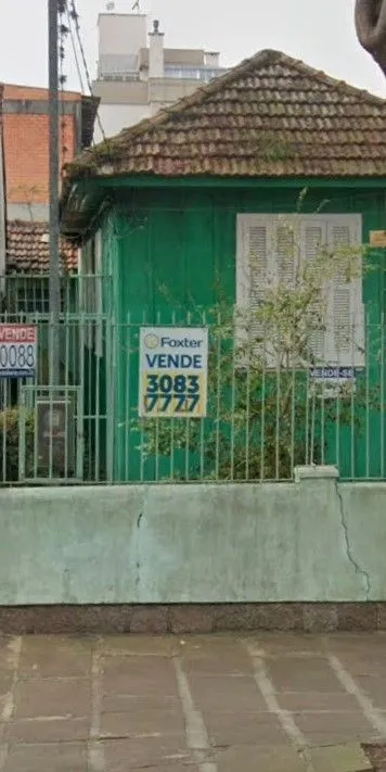 Imagem Vende-se casa de madeira, com dois dormitórios, banheiro, sala e cozinha. Localização privilegiada no bairro Jardim Botânico. Área do terreno com 6,6mx44m.