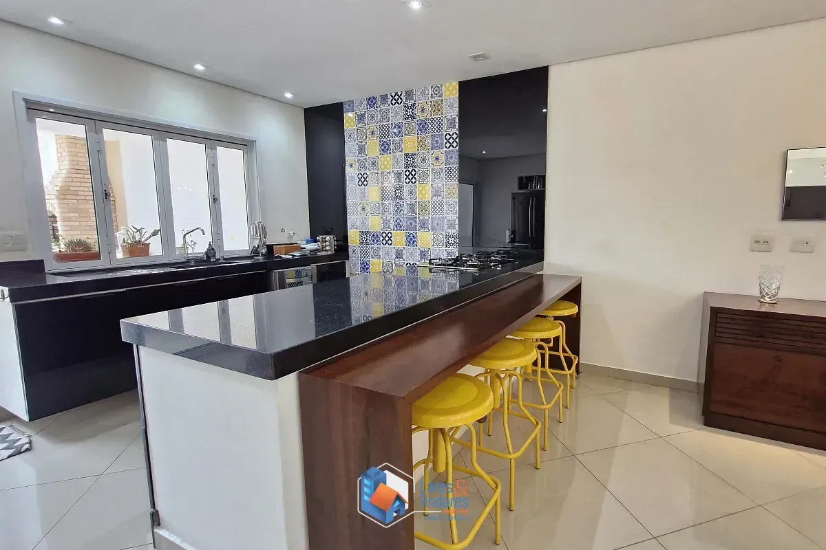 Imagem Sobrado para venda em Santa Teresinha com 3 quartos, sendo 3 suítes, 324m²