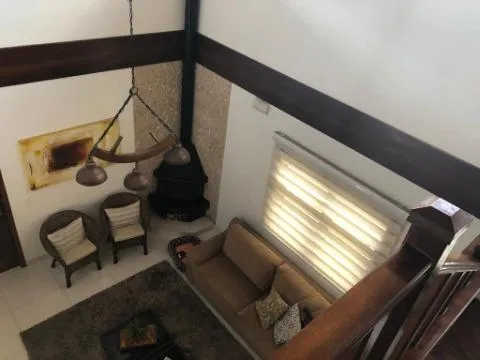 Imagem VENDA DE SOBRADO NO CONDOMÍNIO ARUJÁ V, EM ARUJÁ/SP, 264m² com 3 quartos, suíte, churrasqueira, jardim, cozinha americana e 04 vagas. CONSULTE-NOS.