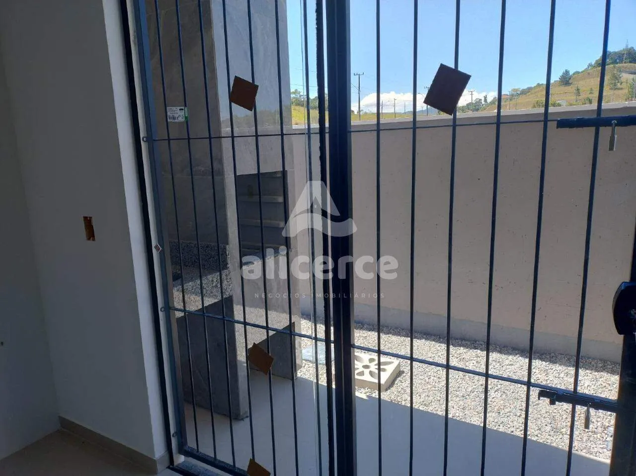 Imagem Sobrado Novo à Venda - 2 Dormitórios I 2 Suítes I Passagem Lateral - em São José/SC