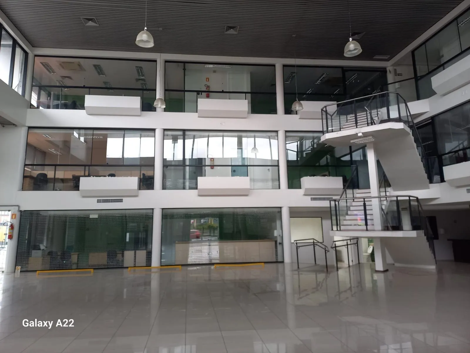 Imagem MÁFFER IMÓVEIS ALUGA LOJA / PRÉDIO COMERCIAL - AV. SERTÓRIO | PORTO ALEGRE/RS Área total: 1.200 m² Aluguel: R$ 48.000/mês Diferenciais do Imóvel Altíssima visibilidade Testada ampla com vitrine Fluxo intenso de veículos
