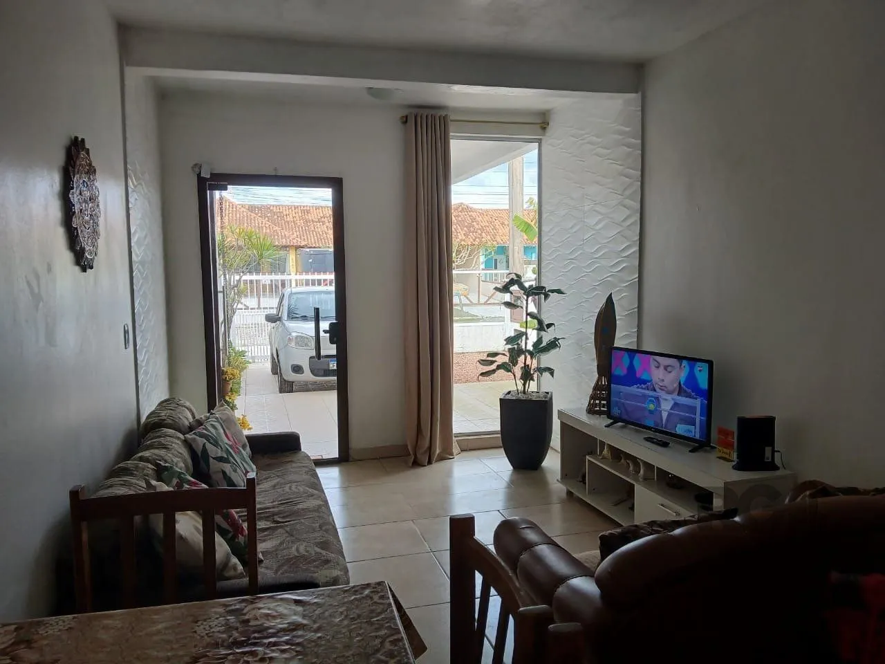 Imagem Casa de 2 dormitórios, com banheiro social, e um living em 2 ambientes, com banheiro Social, e cozinha com área de serviço, mais um patio pra 3 carros, e uma piscina nos fundos...
