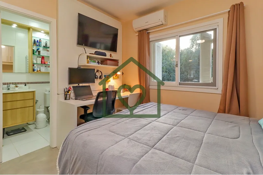 Imagem Casa em condomínio no bairro Nonoai, com 122m² privativos distribuídos em 2 andares. No térreo, ...