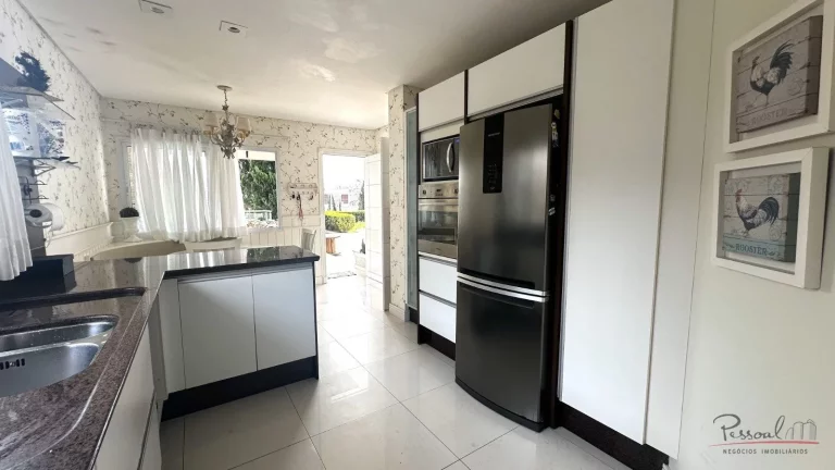 Imagem Belíssima casa totalmente mobiliada de alto padrão com 3 suítes, sendo 1 suíte master com banhei...
