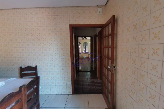 Imagem Casa Térrea de 240m² com 2 dormitórios 2 banheiros 2 vagas de garagem ótimo para construtores