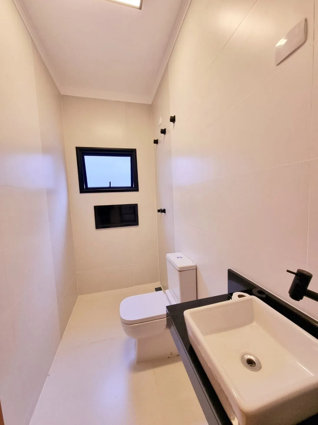 Imagem Exclusiva Casa Moderna no Condomínio Vila Romana: Ambientes Integrados, Área Gourmet, Suíte Ampla e Detalhes em LED para Conforto e Sofisticação