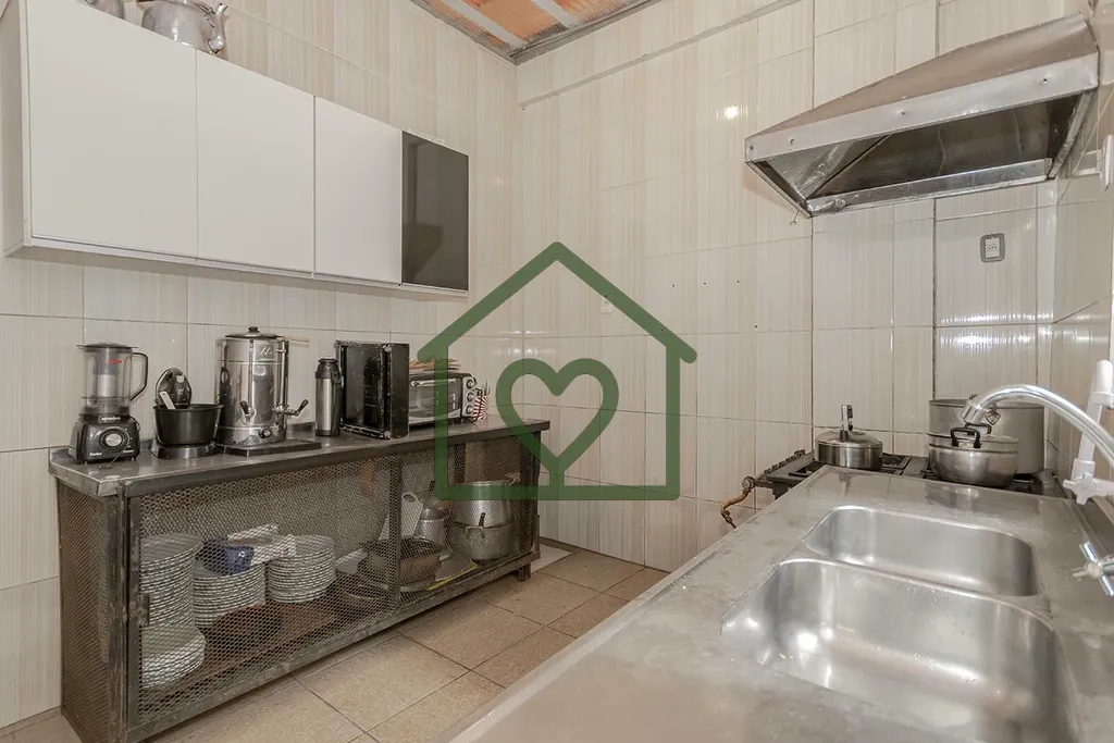Imagem Ótima casa comercial/residencial em rua movimentada, casa com 3 quartos sendo 1 suíte, 4 banheiros...