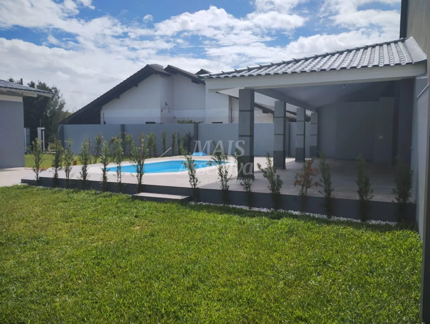 Imagem Excelente casa a venda em Tramandaí - 3 dormitórios, 2 vagas de garagem
