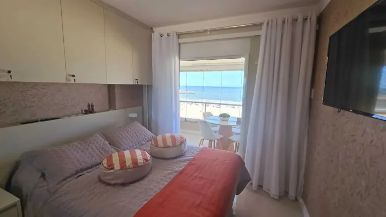 Imagem Apartamento frente mar mobiliado com 2 dormitórios e 1 vaga em Balneário Camboriú/SC