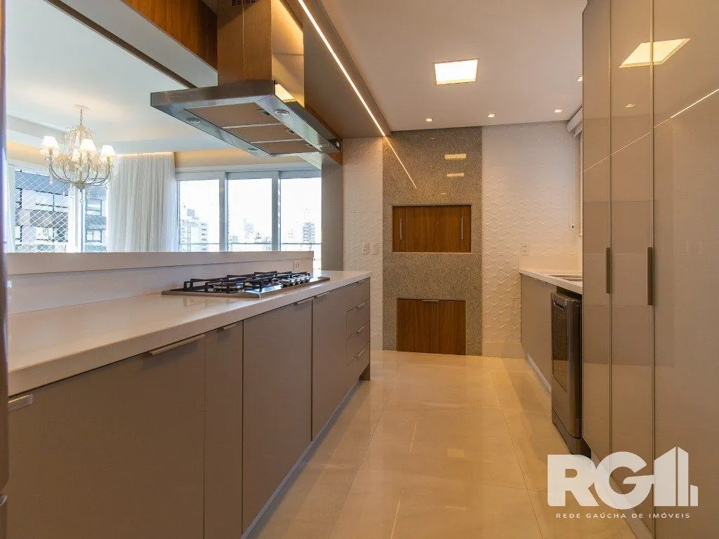 Imagem Belíssimo apartamento todo decorado por arquiteto. Apartamento com 170 m2, 3 suítes, sendo 1 suíte máster no bairro Petrópolis.