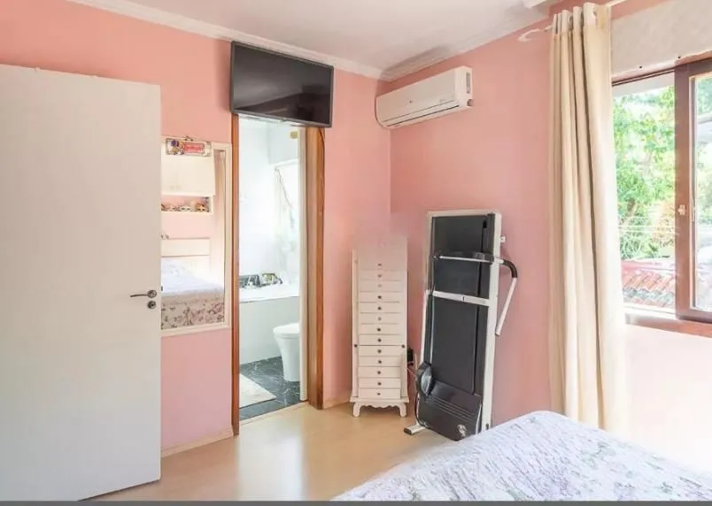 Imagem Linda casa com 3 dormitórios, sendo 1 Suíte, Sala Ampla no Condomínio de Ótima Localização