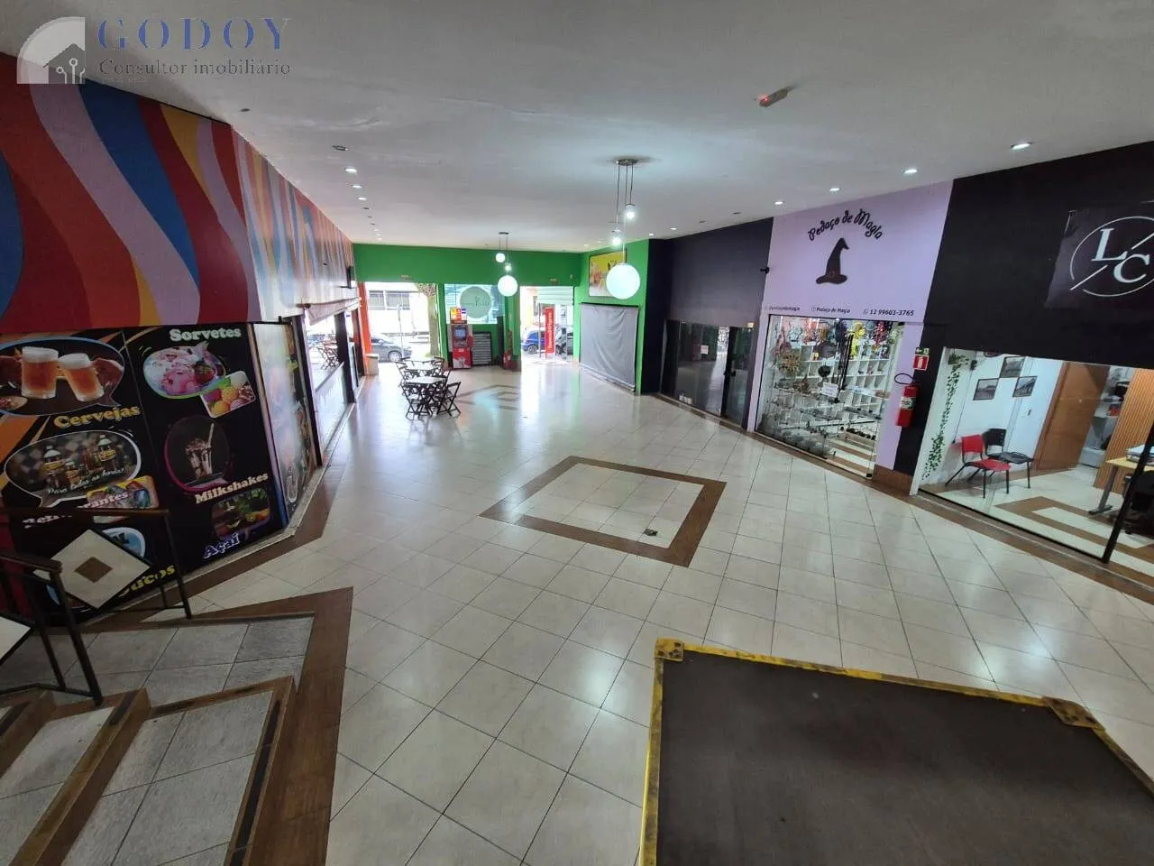 Imagem Investimento: Centro Comercial com 28 Lojas e Piso Superior Privado