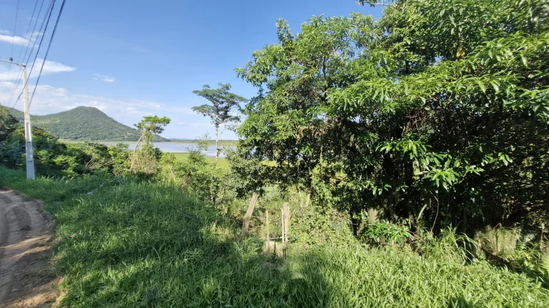 Imagem Área Exclusiva à venda com 12.500 m² no Macacu, Garopaba-SC: Vista para Lagoa e Mar.