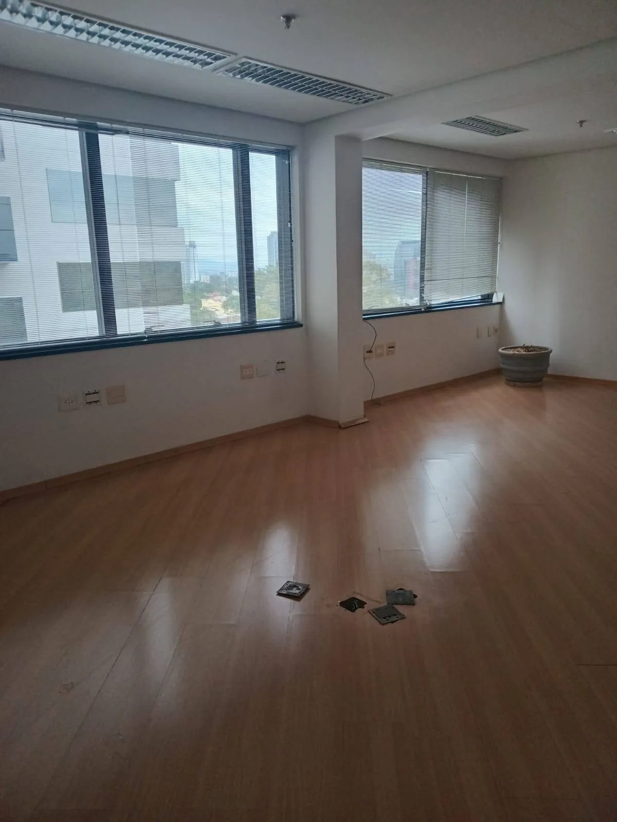 Imagem Sala Comercial de 140m² no Centro de Alphaville