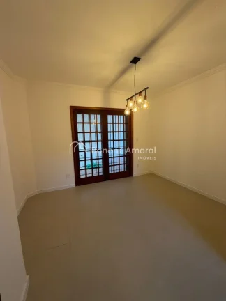 Imagem Ampla e confortável, esta excelente residência conta com 330m² de área construída, oferecendo e...