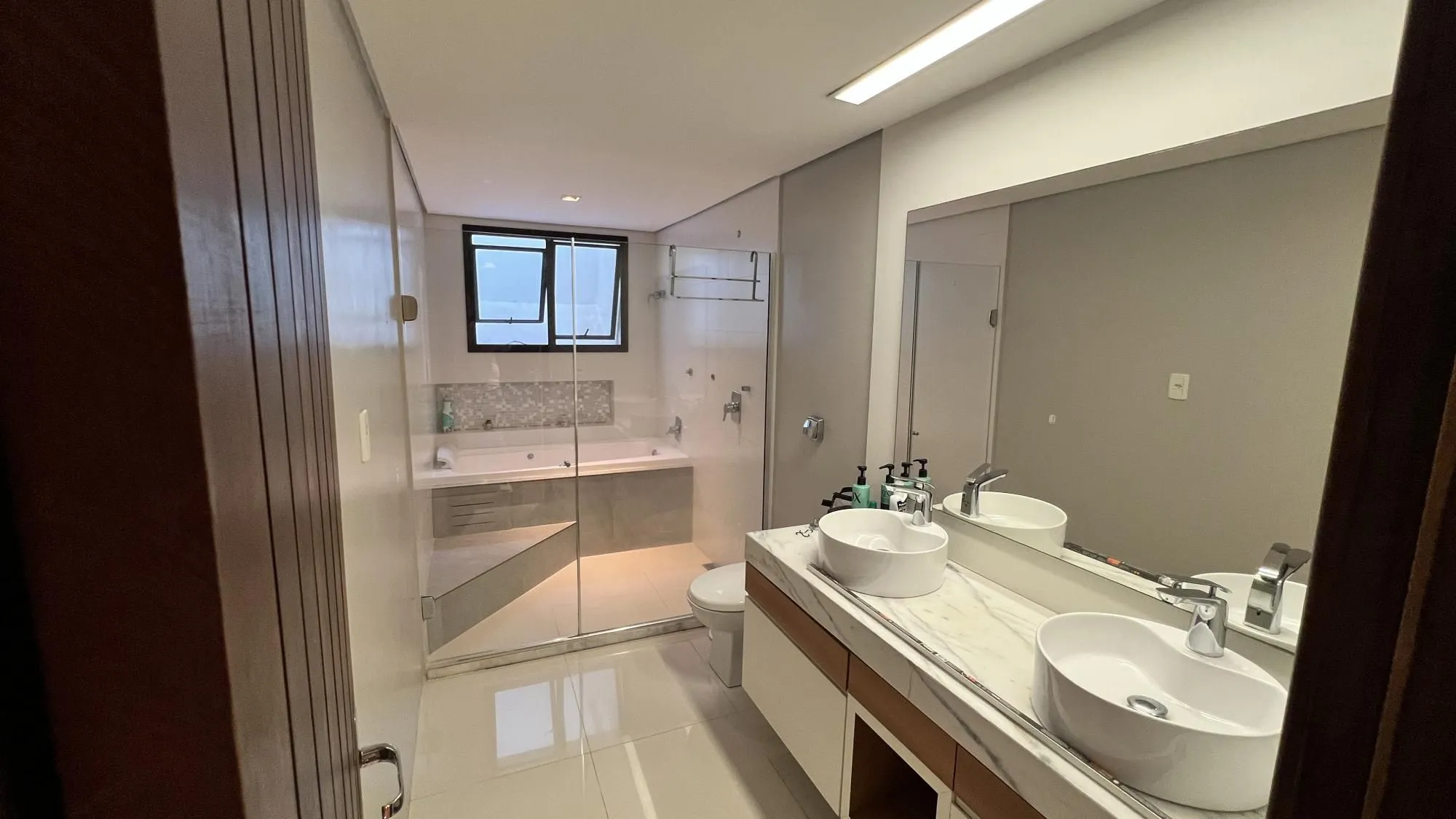 Imagem Belíssima casa no Bairro Tristeza com 645m²