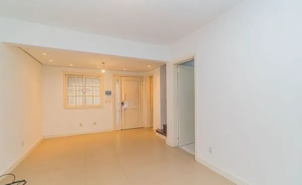 Imagem Casa em Condomínio em Ipanema de 3 dormitórios e 2 vagas DESOCUPADA