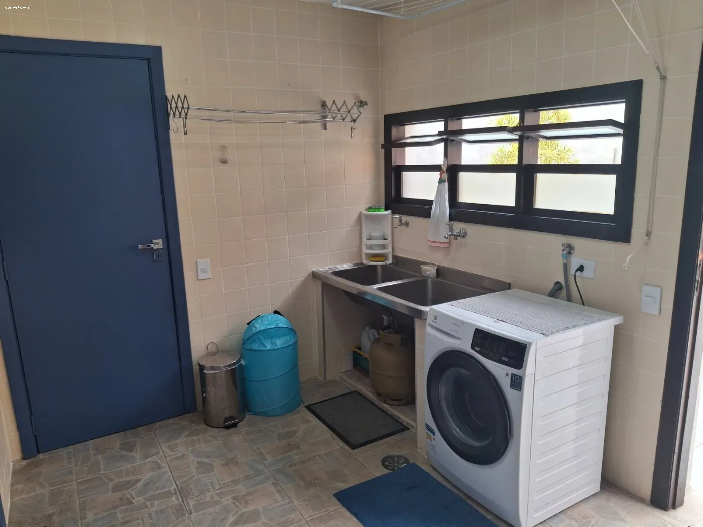 Imagem Sobrado para Venda em São Sebastião, Portal da Olaria, 3 dormitórios, 1 suíte, 4 banheiros, 2 vagas